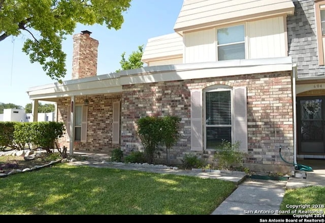 view of front of house with a front yard