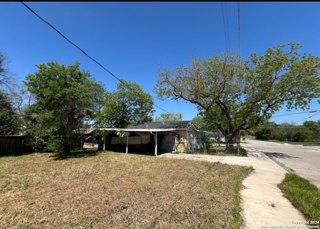 view of yard with a carport