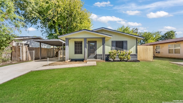 view of front of home featuring a front lawn and a carport