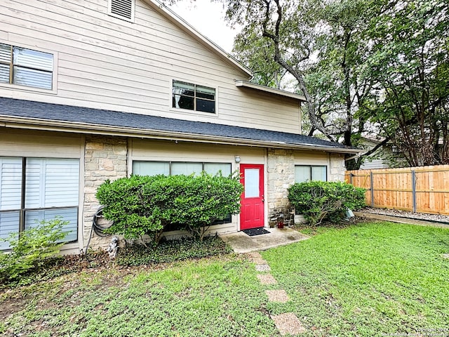 view of front of home featuring a front lawn