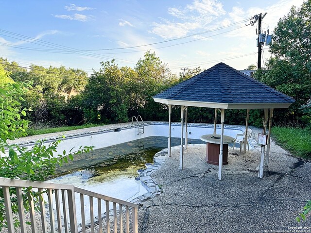 view of swimming pool