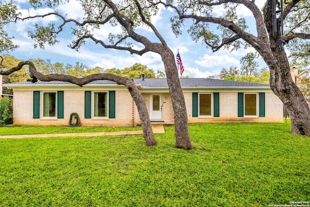 single story home with a front yard