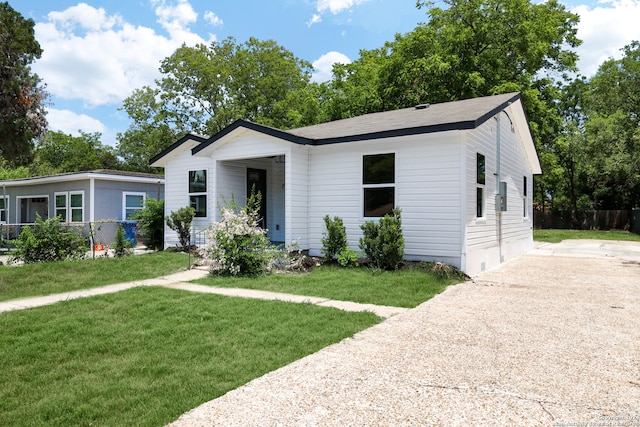 view of front of property featuring a front yard