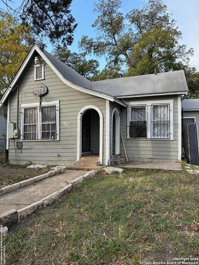 view of front of home featuring a front lawn