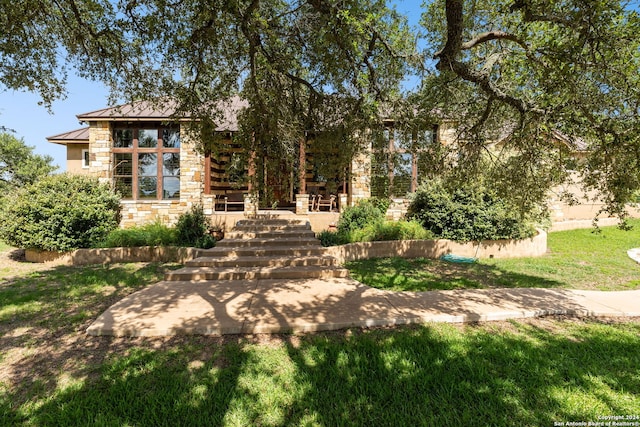 view of front facade with a front yard