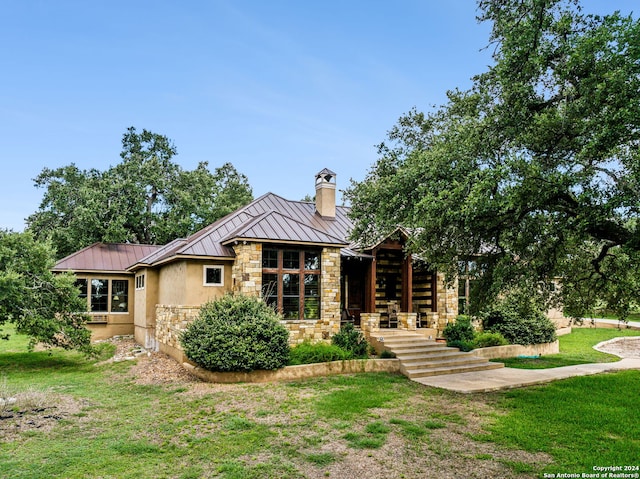 view of front facade featuring a front lawn