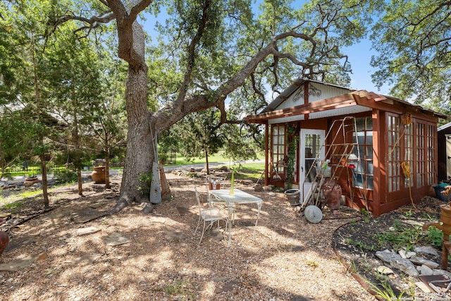 view of yard featuring an outbuilding