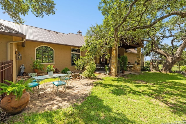 view of yard featuring a patio area