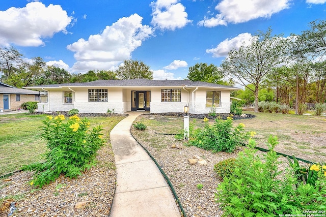 single story home featuring a front yard