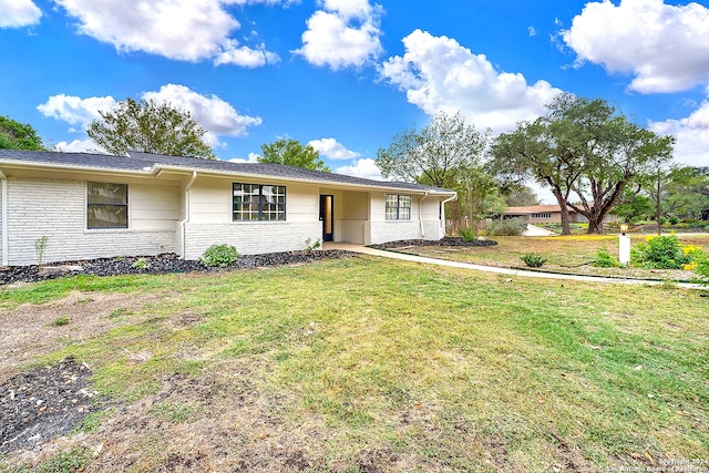 ranch-style house featuring a front lawn