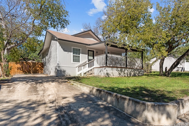 view of front of home featuring a porch and a front lawn