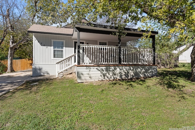 view of front of property featuring a front yard