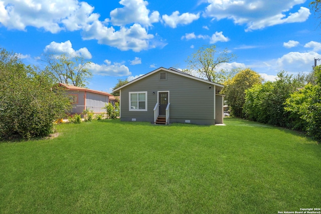 back of house featuring a lawn