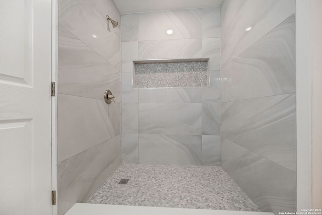 bathroom featuring a tile shower