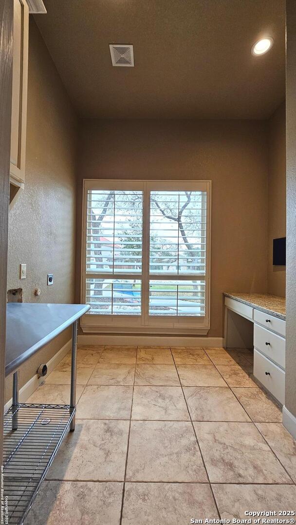 bathroom with plenty of natural light, visible vents, and recessed lighting