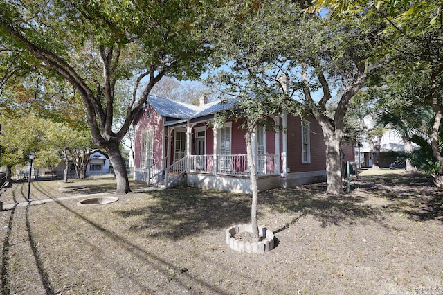 view of front of house with a porch and a front lawn