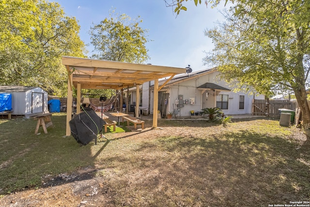 view of yard featuring a storage unit