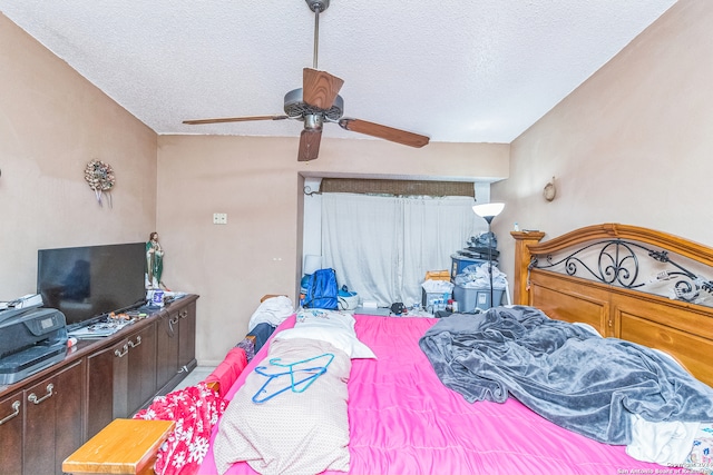 bedroom featuring ceiling fan and a textured ceiling