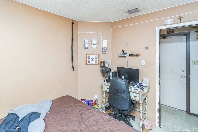 bedroom featuring a closet