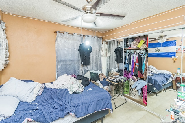 bedroom with ceiling fan, a textured ceiling, and a closet