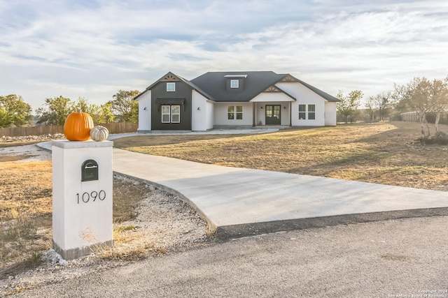 view of modern farmhouse style home