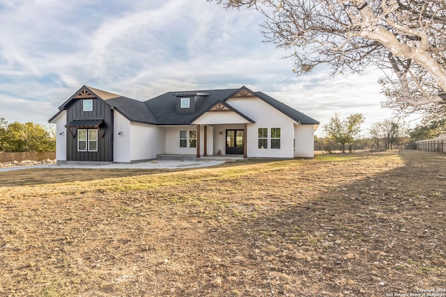 view of modern farmhouse style home