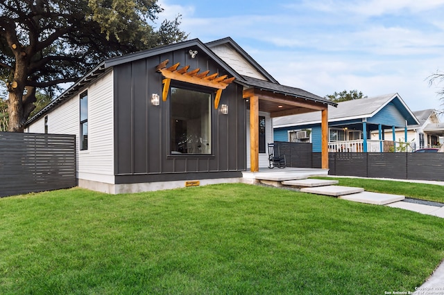 view of front of house with a front yard