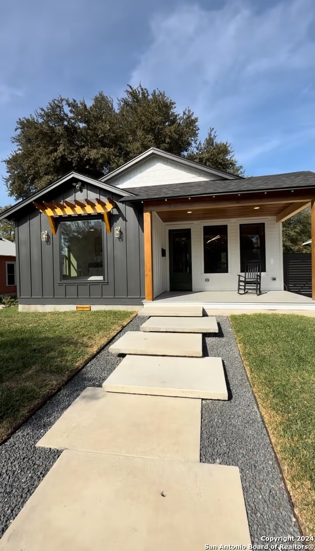 view of front of property featuring a front yard