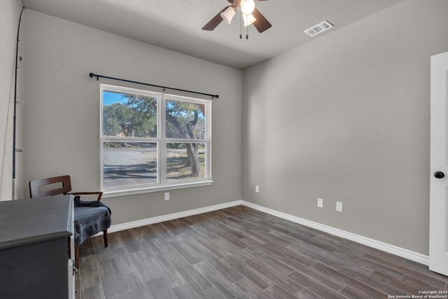 living area with wood-type flooring and ceiling fan