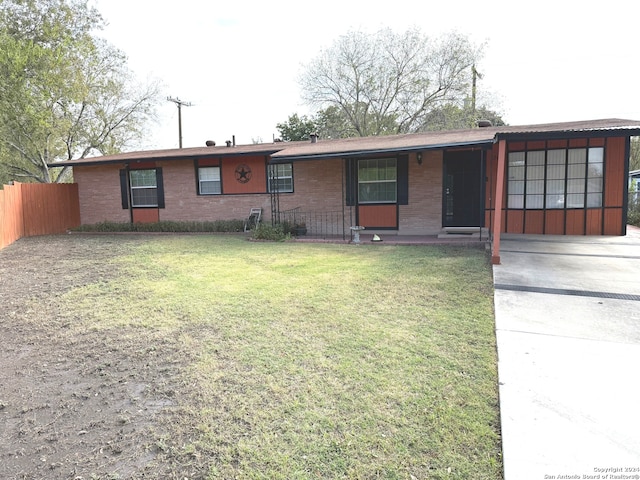 ranch-style house featuring a front yard