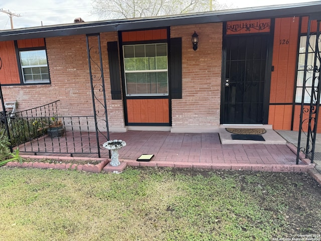 doorway to property with covered porch