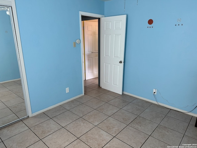 unfurnished room featuring light tile patterned flooring