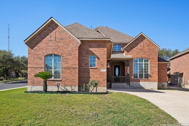 view of front facade featuring a front yard