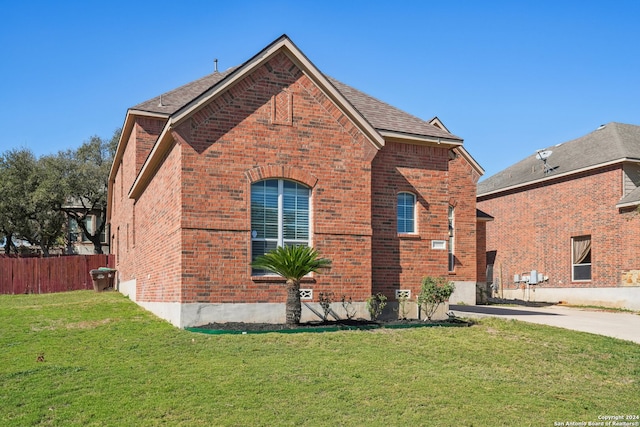 view of front of home featuring a front lawn