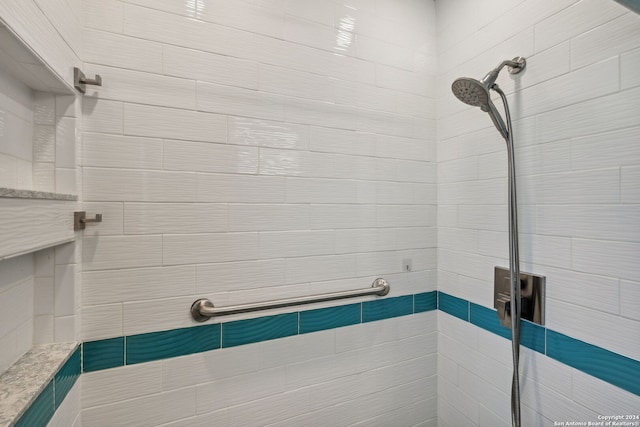 bathroom featuring tiled shower