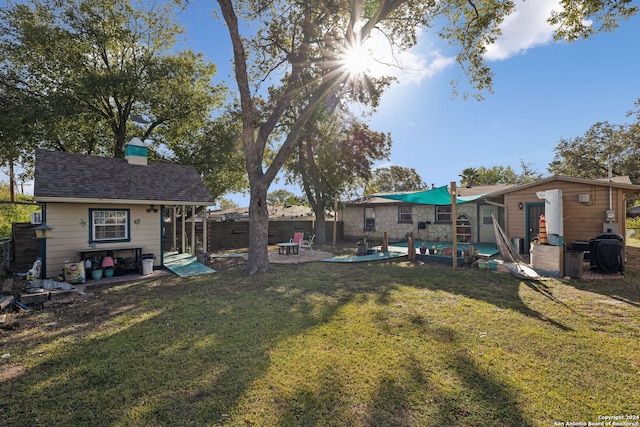 view of yard featuring a swimming pool