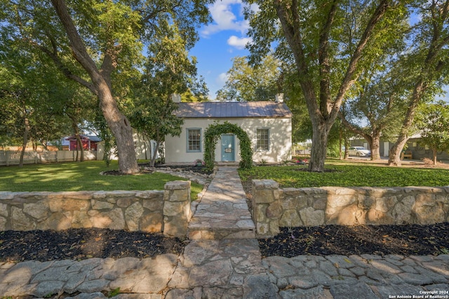 view of front of property with a front yard