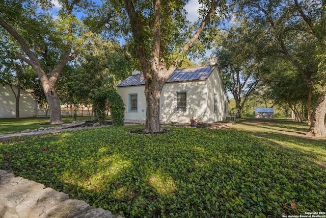 view of front of property with a front yard