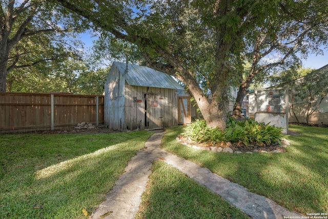 view of yard with a shed