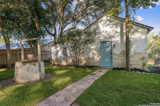 view of front of home featuring a front lawn