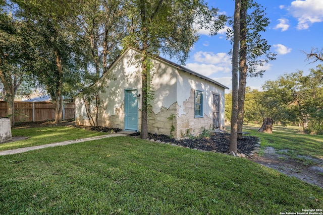 view of front of house with a front lawn