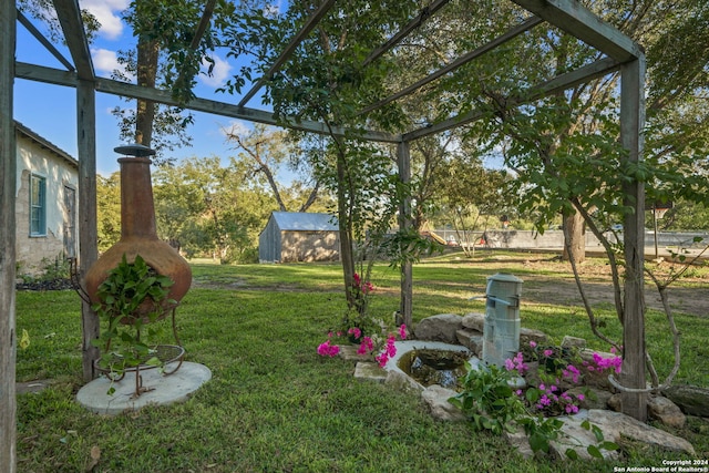 view of yard featuring an outbuilding