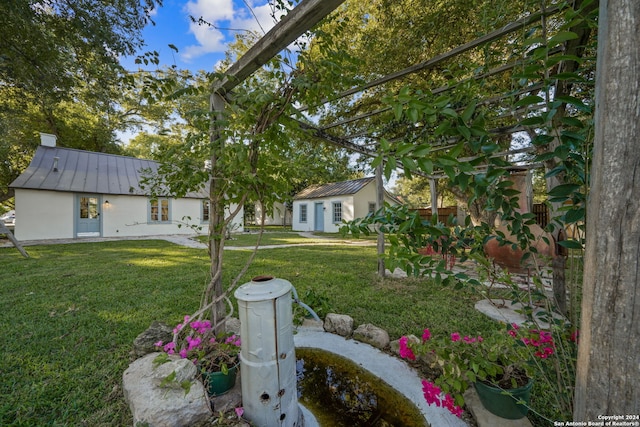 view of yard featuring an outbuilding