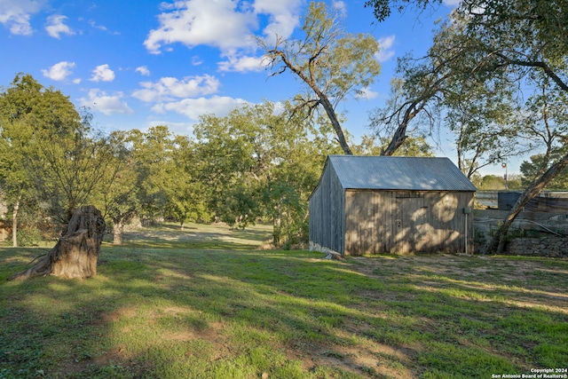 view of yard featuring a storage shed