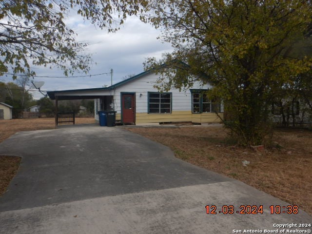 view of front facade featuring a carport