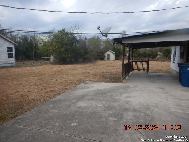 view of yard featuring a carport