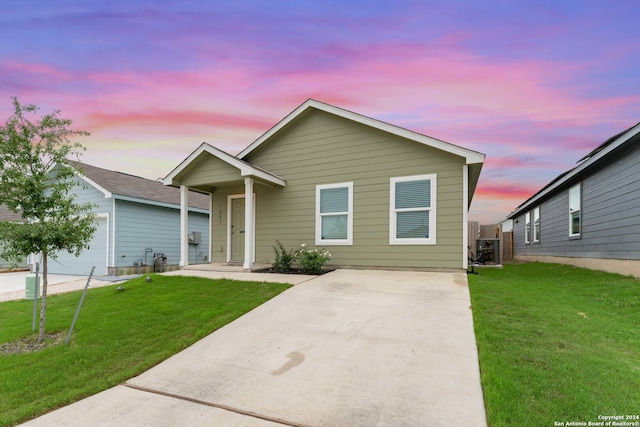 view of front of house featuring a yard