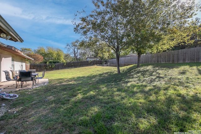 view of yard featuring a patio