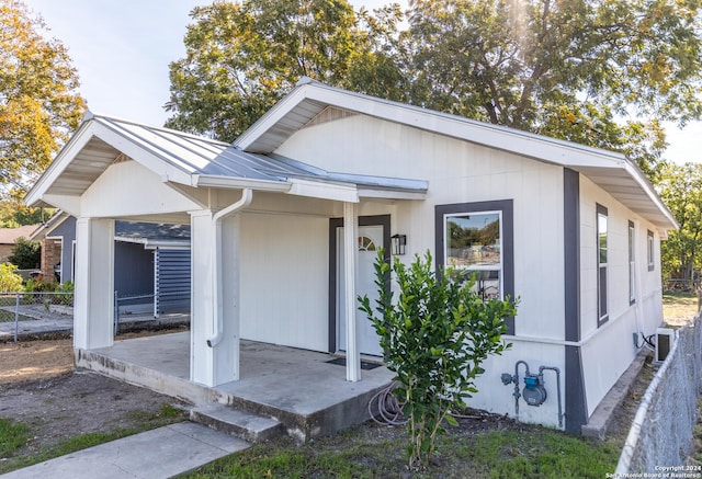 view of front of house featuring covered porch