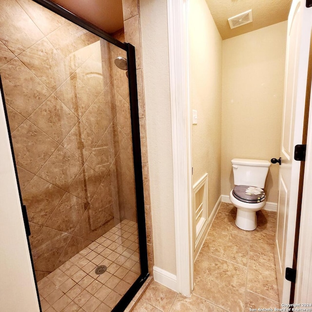 bathroom with walk in shower, a textured ceiling, and toilet